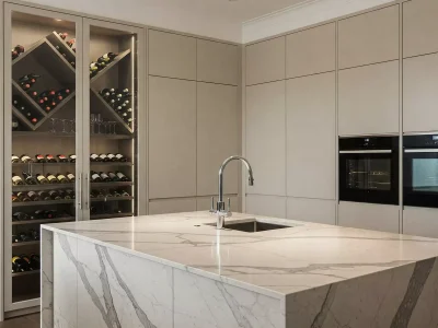 Cocina con pared de vinos y tope marmol